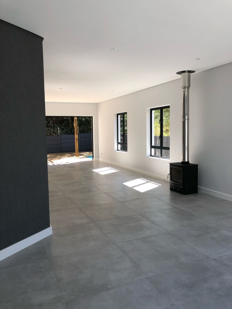 To Let 4 Bedroom Property for Rent in Somerset Ridge Western Cape
